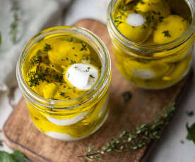 Joghurt-Kräuterkäsebällchen in Olivenöl