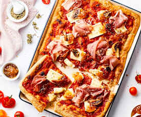 Pizza multicereali con Brie, prosciutto crudo e confettura di fichi