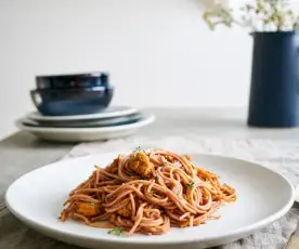 Spaghettini cozido em vinho tinto com carne guisada