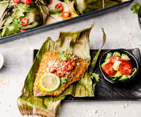 Op Thaise wijze gebakken vis in bananenblad met gemengde salade