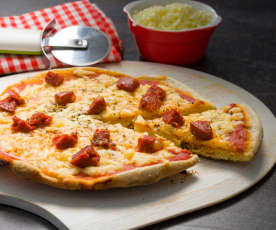 Pizza en sartén con chorizo
