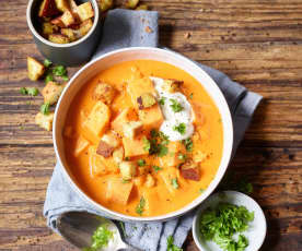 Zuppa di patate dolci e pomodori con crostini al curry