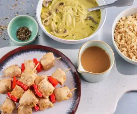 Menu: Sopa de caril com cogumelos asiáticos; Espetadas de frango e pimentos com arroz