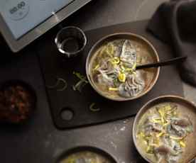 Ravioles à l'encre de seiche et bouillon corsé 