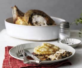 Gebackenes Hähnchen mit Tapenade und Kartoffelpüree mit karamellisierten Zwiebeln