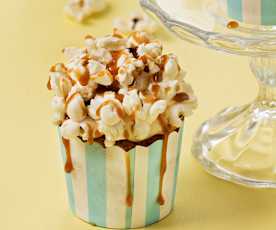 Cupcaky s popcornem a slaným karamelem