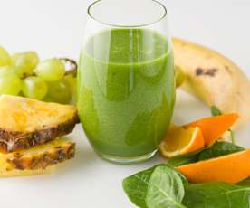 Smoothie de uva, piña y espinacas