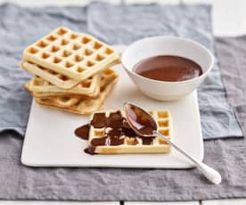 Waffles com molho de chocolate