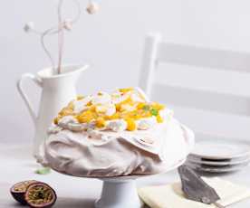 Pavlova z kremem kokosowym i owocami tropikalnymi