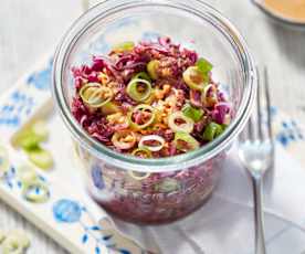 Rotkohl-Salat mit Erdnussdressing