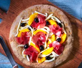 Pizza Gourmet con bresaola finocchi, arance e olive nere 