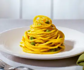 Spaghetti alla chitarra con piselli e curcuma (vegan)
