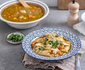 Potrawka z kurczaka z rosołu z pełnoziarnistymi kluskami na parze