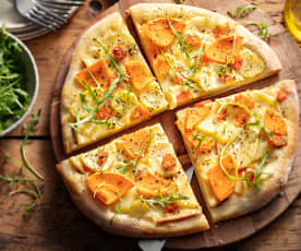 Pizza aux légumes d'hiver et fromage à raclette fumé