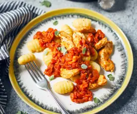 Gnocchi z kurczakiem w sosie pomidorowym