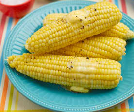 Gotowanie na parze kukurydzy w kolbach