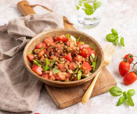 Sałatka z soczewicą, suszonymi pomidorami i oliwkami