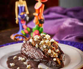 Chiles anchos rellenos en salsa de frijol 