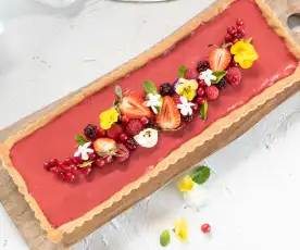 Tarta de chocolate blanco con frambuesa y frutos rojos