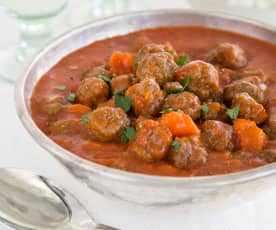 Meatballs in a rich tomato sauce (daoud basha)