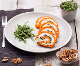 Rolada paprykowa z serem kozim, rukolą i orzechami włoskimi