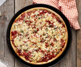 Pizza na żytnio-pszennym cieście z sosem pomidorowo-paprykowym
