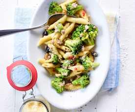Penne s brokolicí, salsicciou a olivami