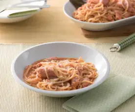 Espaguetis integrales con salchichas frescas para dos