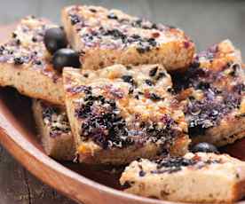 Focaccia z cebulą, oliwkami i rozmarynem