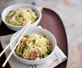 Noodles com ervilhas e chouriço