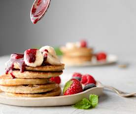 Pancakes alla ricotta con salsa di frutti di bosco e banana