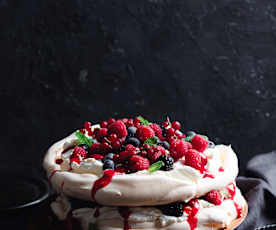 Pavlova-toren met gemengde bessen