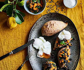 Batata-doce recheada com legumes e ovos escalfados