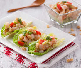 Krewetki z warzywami na liściach sałaty