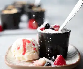 Mini-bolos de frutos vermelhos com gelado de natas azedas