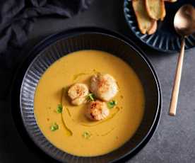 Bisque con capesante, crostini e olio al limone