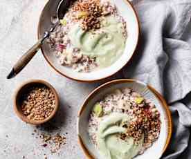 Porridge pommes, graines de lin et matcha