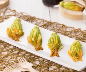 Fiori di zucchina ripieni con speck e provola