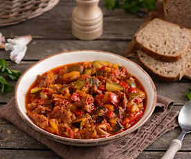 Wegańskie leczo z kurkami