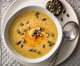 Geröstete Blumenkohlsuppe mit Chili-Knoblauch-Öl