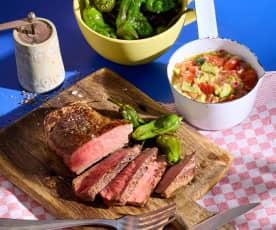 Rindersteaks mit Tomaten-Salsa und Pimientos