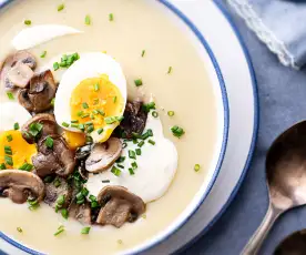 Sopa de batata com ovos e cogumelos salteados