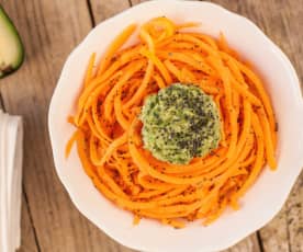 Spaghetti di carote con pesto di avocado raw