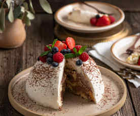 Deser biszkoptowy z budyniem i śmietaną (Zuccotto)