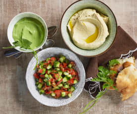 Hummus, grüne Tahina und israelischer Salat