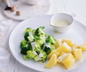 Brócolos e batatas com molho de queijo azul