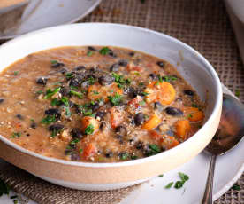 Zuppa di lenticchie e fagioli neri a Cottura Lenta