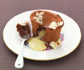 Cupcakes με λάβα λευκής σοκολάτας