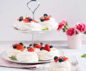 Bezowe koszyczki z owocami