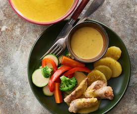 Cremet grøntsagssuppe, kylling med sennepssauce og dampede grøntsager